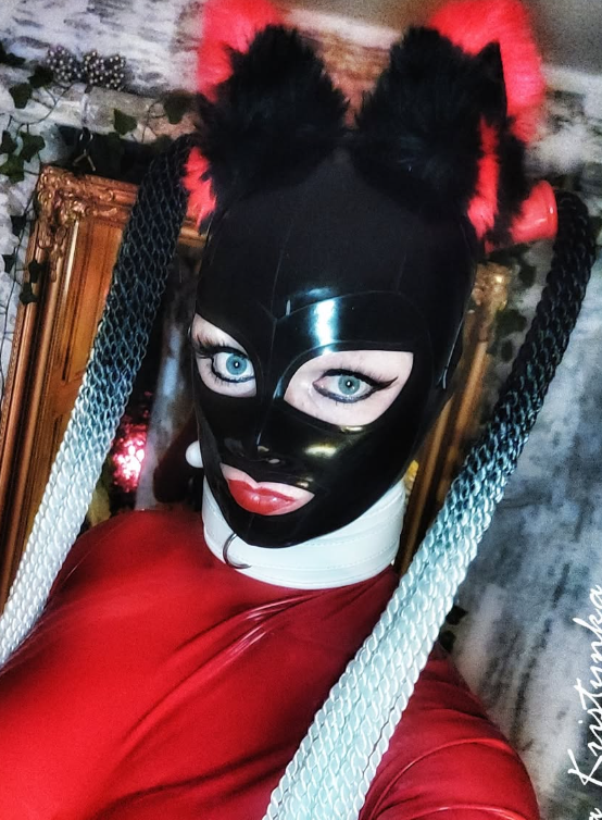 Komtesa Kristýnka si pořizuje selfie v sexy červeném latexovém oblečení a s černou maskou na hlavě.