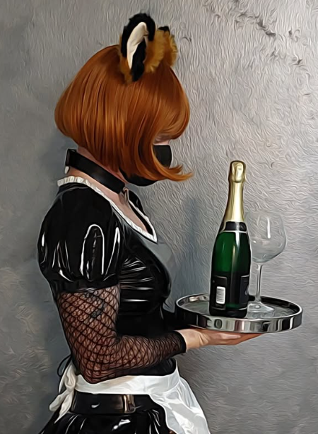 Komtesa Kristýnka oblečená v sexy černém latexovém oblečení služebné a držící v tácu láhev vína a skleněný hrnek.