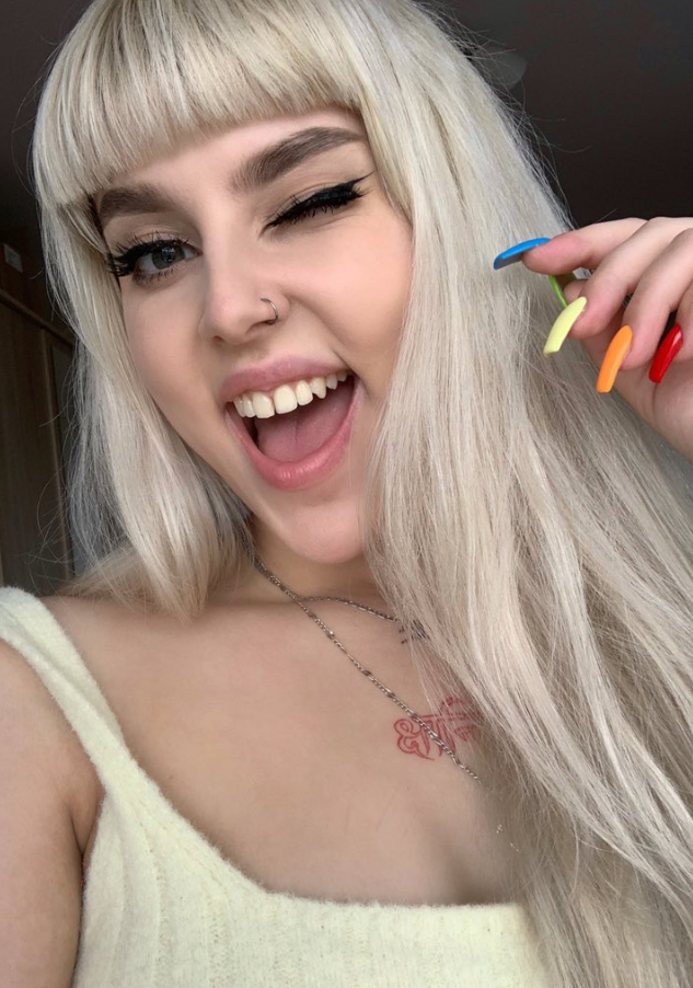 Salvia Tate si pořizuje sexy selfie v citronově zbarveném oblečení.