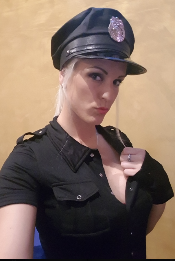 Blanche Bradburry si pořizuje selfie v sexy černém policejním oblečení a černém klobouku.