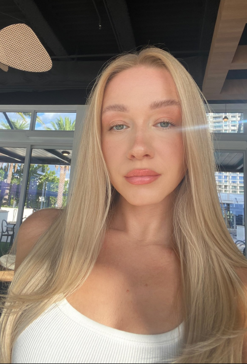 Nicki vyfotil v restauraci a oblečený v sexy bílém vrcholu.