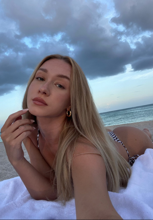 Nicki si pořizuje selfie, zatímco leží na pláži a má na sobě sexy černobílé bikiny.