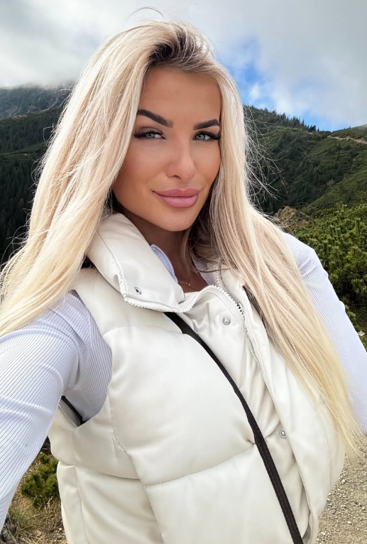 DeniAngel si fotí selfie v sexy bílém topu a bílé bundě.