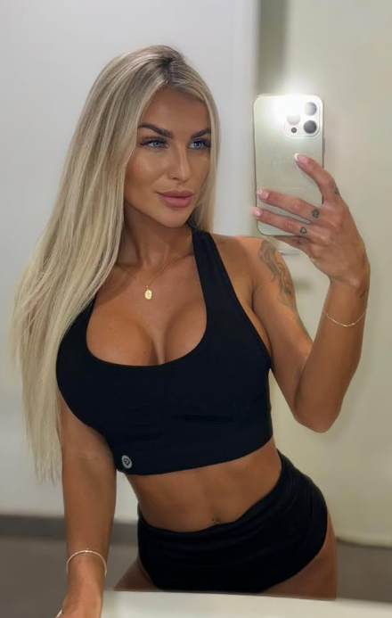 DeniAngel se fotí v sexy černém zkráceném topu a černých upnutých kraťasech.