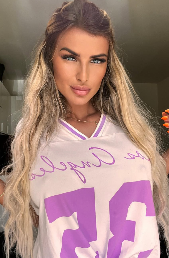 DeniAngel se fotí v sexy fialovém dresu s vlasy staženými do culíku.