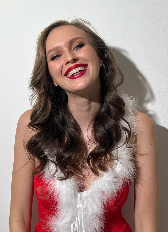 Stacy Cruz se fotí oblečená v sexy červenobílém vánočním oblečení.