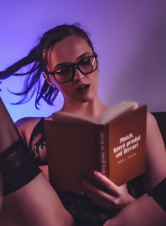 Stacy Cruz se fotí při čtení knihy a je oblečená v sexy černém spodním prádle.