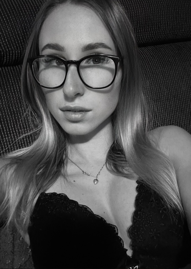Tereza Lukešová si pořizuje selfie a je oblečená v sexy černých šatech s hlubokým výstřihem. Tento obrázek je černobílý.