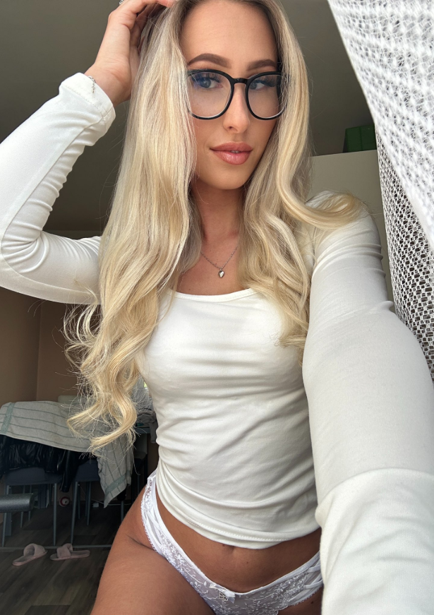 Tereza Lukešová se fotí v sexy bílém crop topu a bílých kalhotkách s rukou na hlavě.