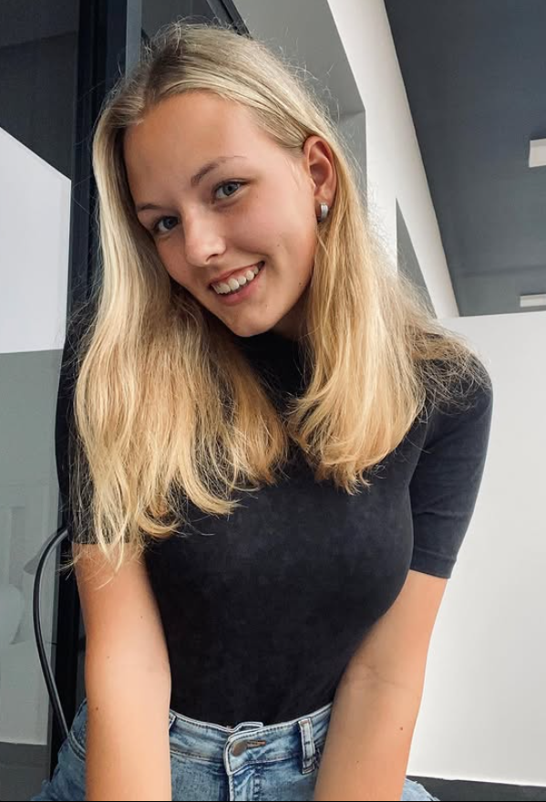 Barbora Smyčková se fotí v sexy hnědém roláku a modrých džínách.