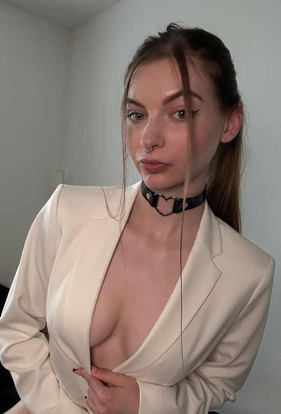 Kortie se fotí ve svém domě oblečená v sexy béžovém obleku a s vlasy staženými do culíku.