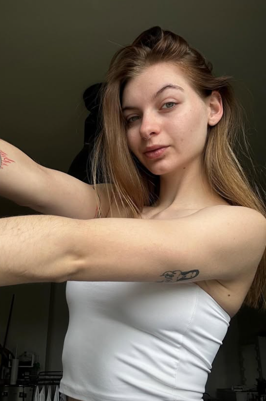 Kortie si fotí oblečená v sexy bílém topu uvnitř svého domu.