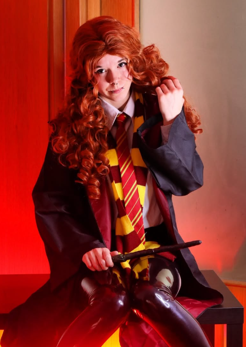 LittleAxl699 si fotí oblečení v sexy cosplay kostýmu z Bradavic.