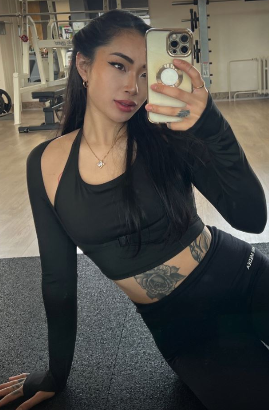 Asia Nina se fotí v posilovně oblečená v černém sexy oblečení do posilovny.