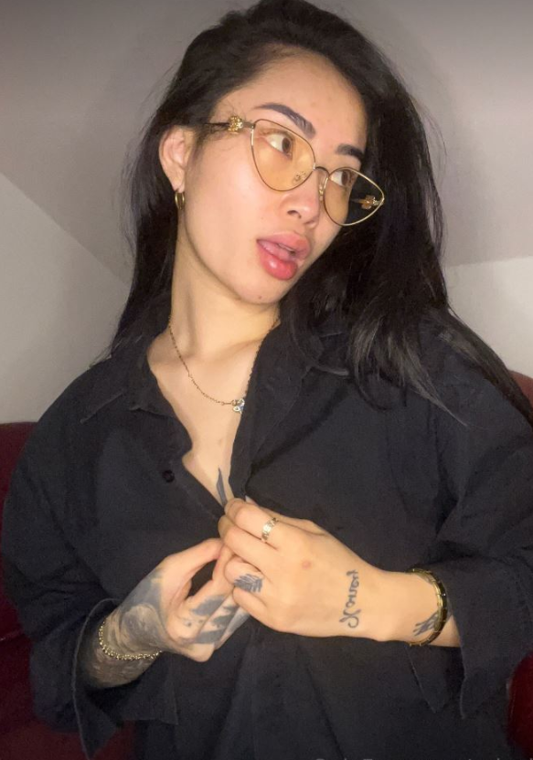 Asia Nina si fotí v sexy černém tričku a průhledných brýlích.