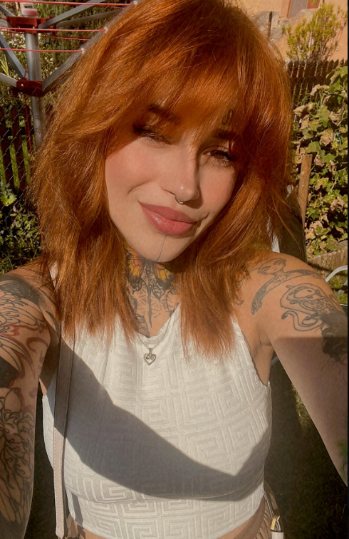 Počmáraná Dryáda si pořizuje selfie v sexy bílém crop topu.