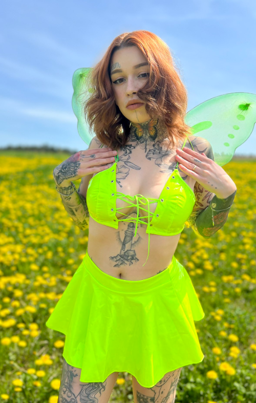 Počmáraná Dryáda se fotí v sexy zeleném crop topu, k němu ladící sukni a zelených motýlích křídlech.