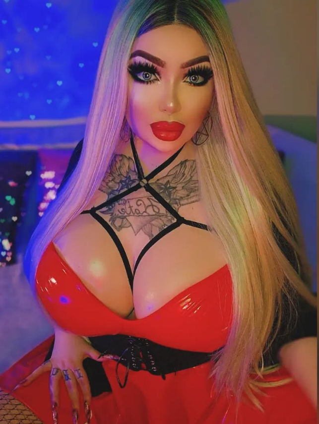 Rebecca Randallová fotí v sexy červeném oblečení.