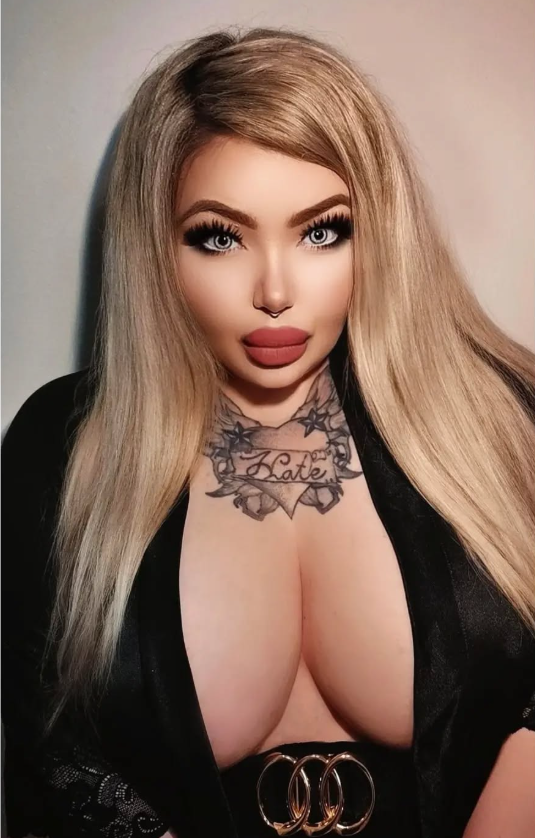 Rebecca Randall se vyfotila a oblékla se do sexy šatů s nízkým výstřihem.