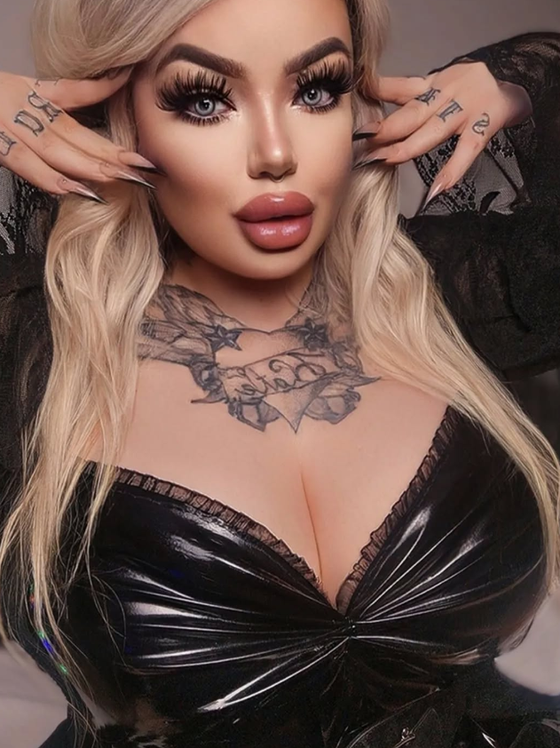 Rebecca Randall se fotí v sexy černých kožených šatech.