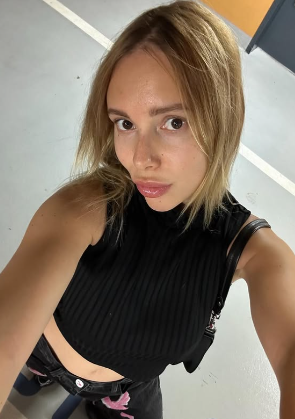 Busty Kitty se fotí v sexy černém crop topu a černých džínových kalhotách