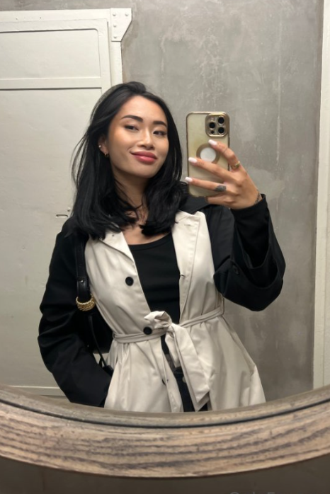 Asia Nina se fotí v koupelně a je oblečená v sexy černobílém oblečení.