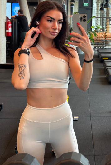 Veronika Foxová v posilovně oblečená v sexy oblečení do posilovny