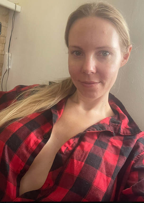 Florane Russell oblečená v sexy kostkované košili.