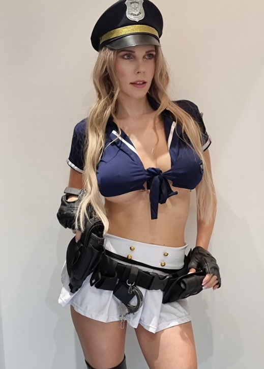 Florane Russell oblečená jako sexy policistka.