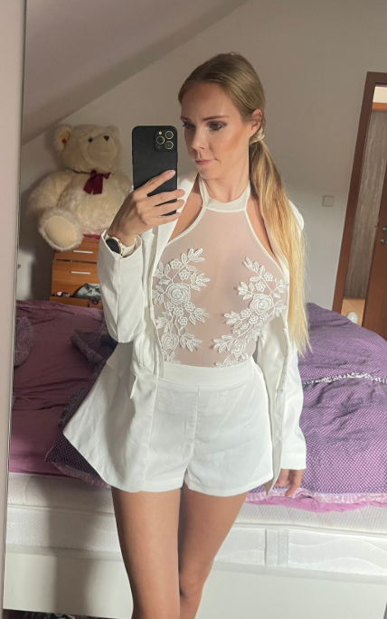 Florane Russell oblečená v sexy oblečení