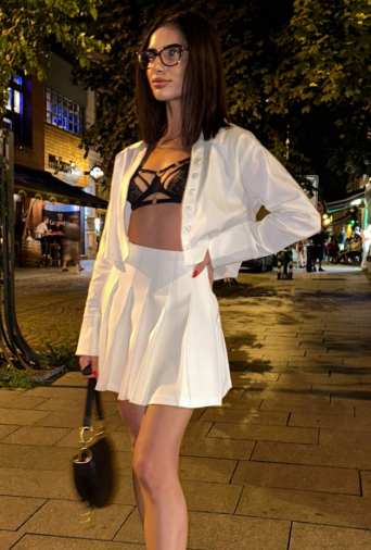 Veronika Foxová v sexy bílém oblečení