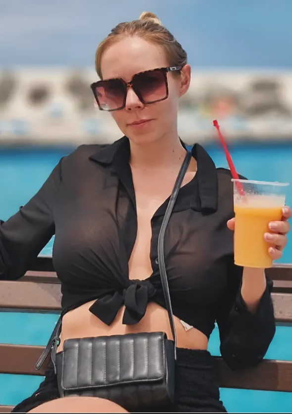 Florane Russell v sexy černém crop topu a černé sukni