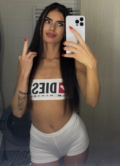 Veronika Foxová v sexy bílém crop topu a kraťasech