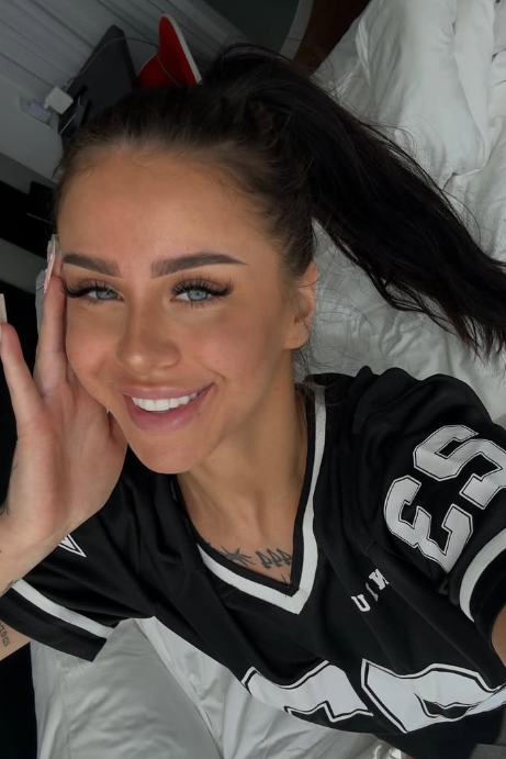 Petulka si dělá selfie, úsměv a modré oči.