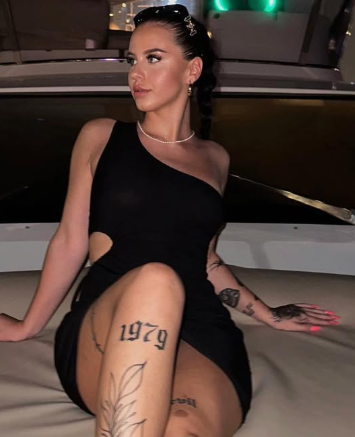 Petulka se fotí v černých šatech