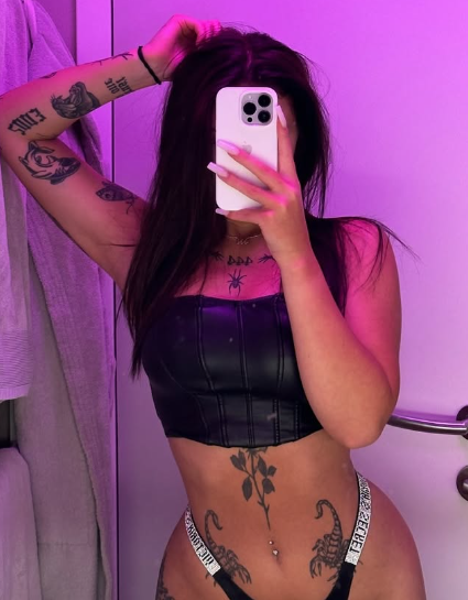 Petulka si dělá selfie v zrcadle