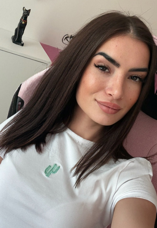 Veronika Foxová v bílé košili