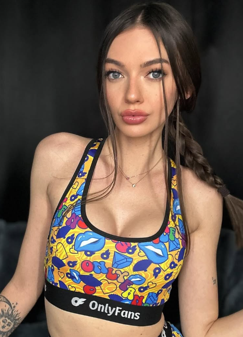 Natalkan má na sobě robotickou podprsenku OnlyFans