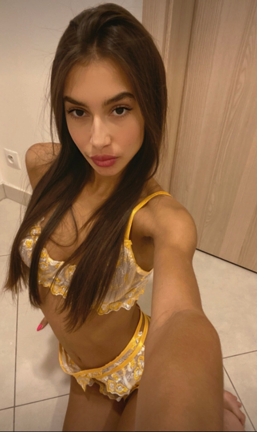Vanessa Alessia má na sobě sexy žluté spodní prádlo.