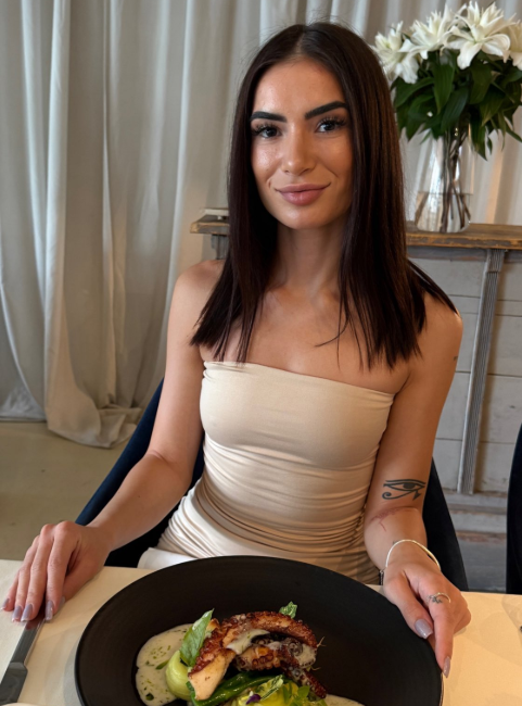Veronika Foxová dressed in a sexy white dress.