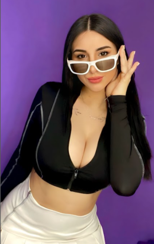 Vanessa Cherry má na sobě sexy černý crop top a bílou sukni.