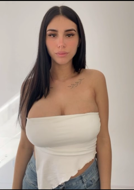Vanessa Cherry má na sobě sexy bílý crop top a džínové kalhoty