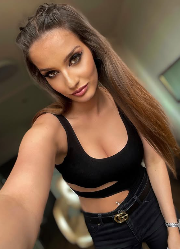 Nicole oblečená v sexy černém topu a černých džínách