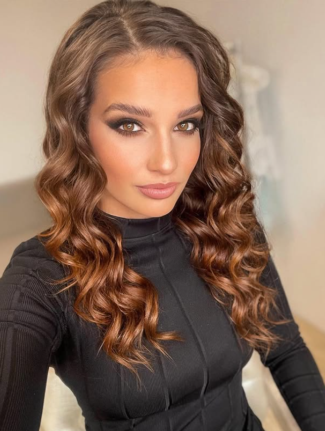 Nicole v sexy černém topu