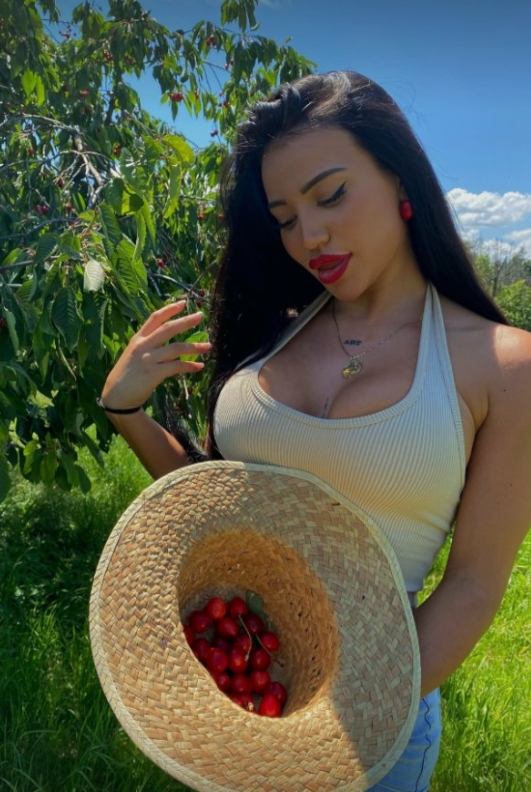 Natali Fuentess oblečená v sexy bílém topu a modrých džínách