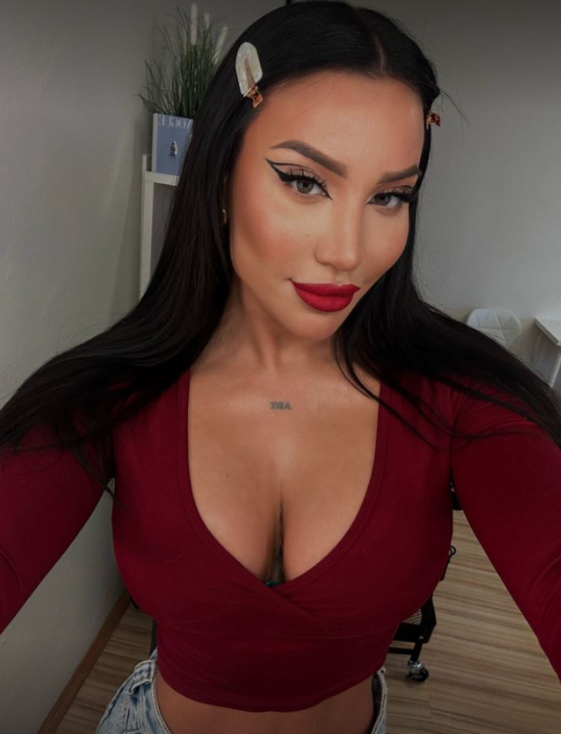 Natali Fuentess má na sobě sexy vínově zbarvený top a modré džíny