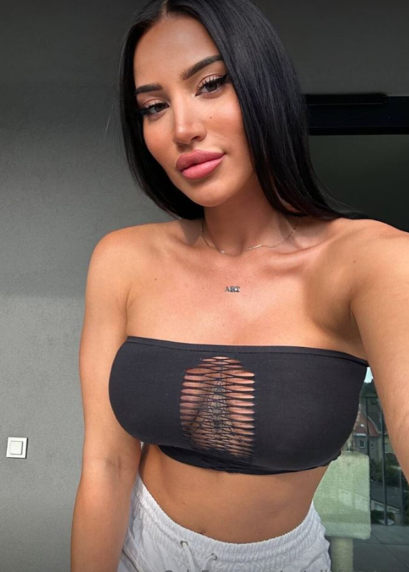 Natali Fuentess v sexy černém crop topu a bílých kalhotách