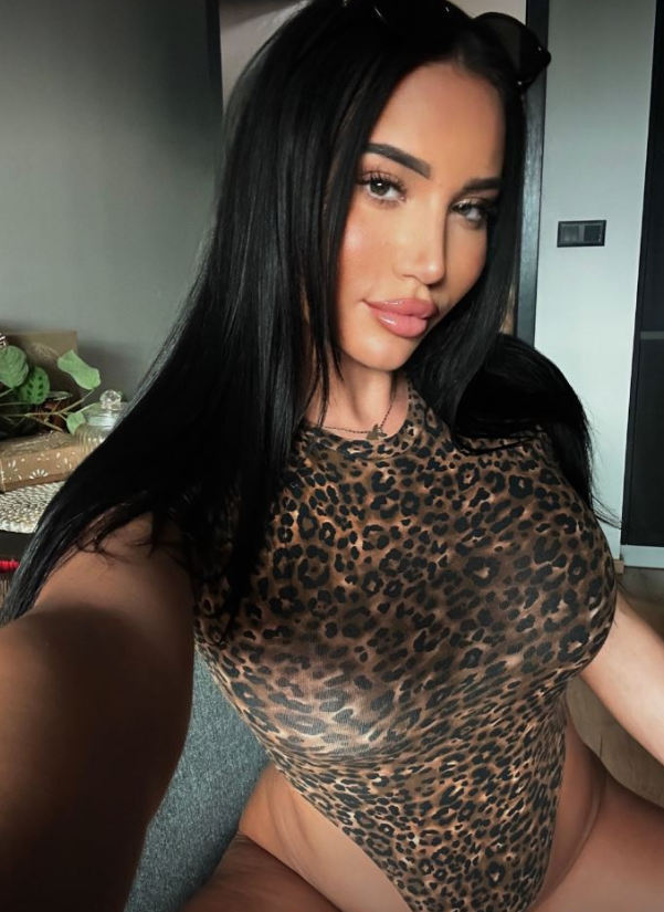 Natali Fuentes v sexy oblečení s leopardím vzorem