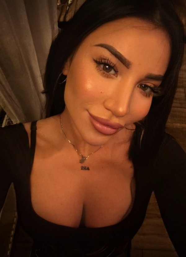 Natali Fuentess oblečená v sexy vínově zbarveném topu