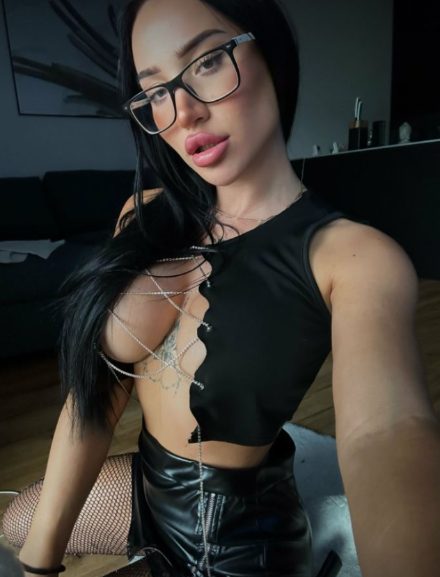 Natali Fuentess má na sobě sexy černý crop top a černé kožené kraťasy